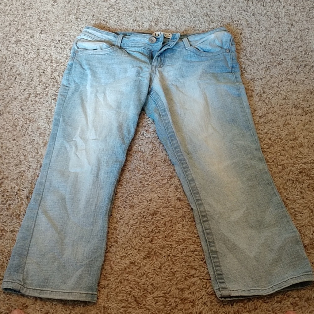 l.e.i. faded denim capris